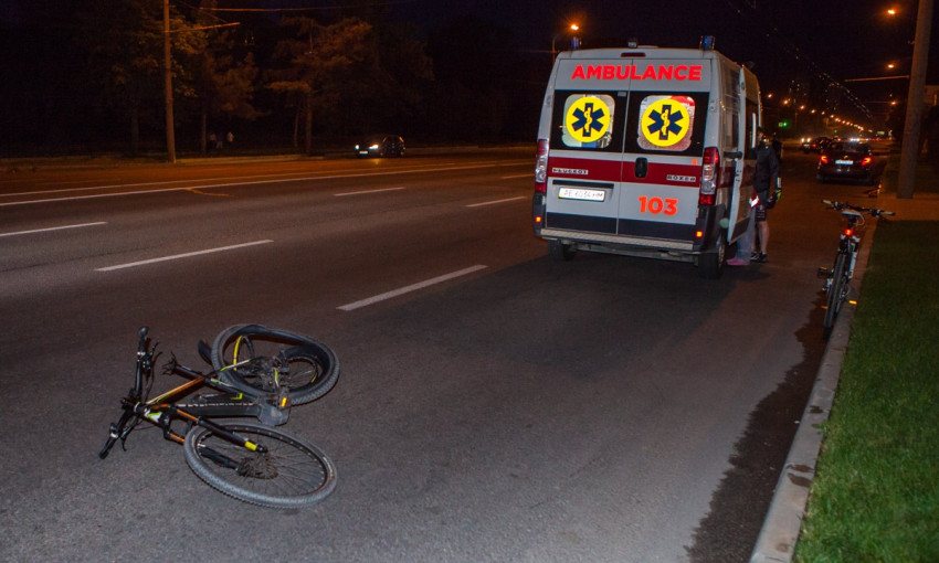 ДТП в Днепре: автомобиль сбил горожанина на велосипеде