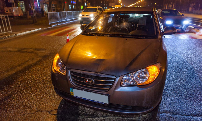 ДТП в Днепре: авто сбило девушку на пешеходном переходе