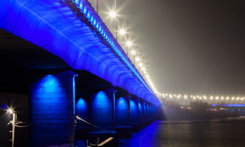 В Днепре включили прожекторы на Кайдакском мосту 