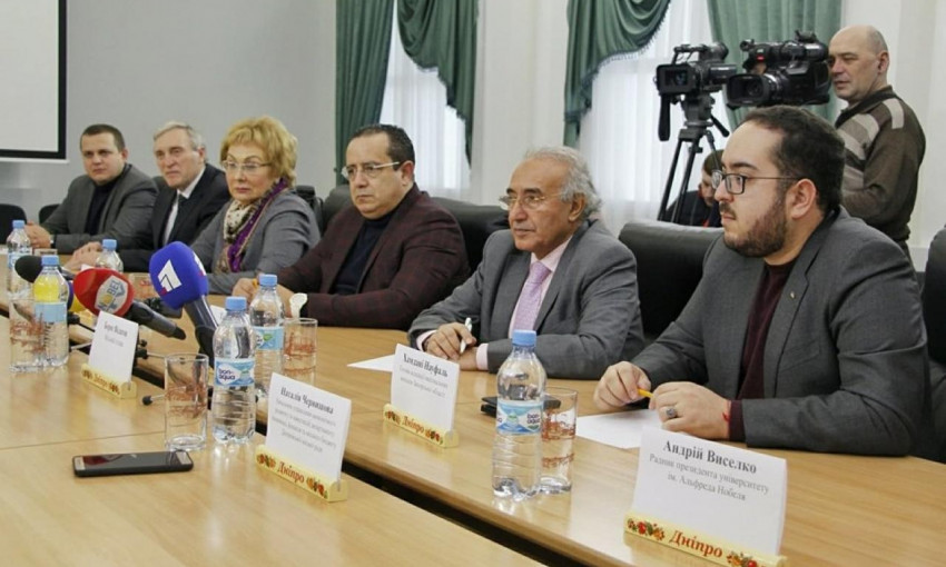 Борис Филатов обсудил обмен студентами с дипломатами из Марокко 