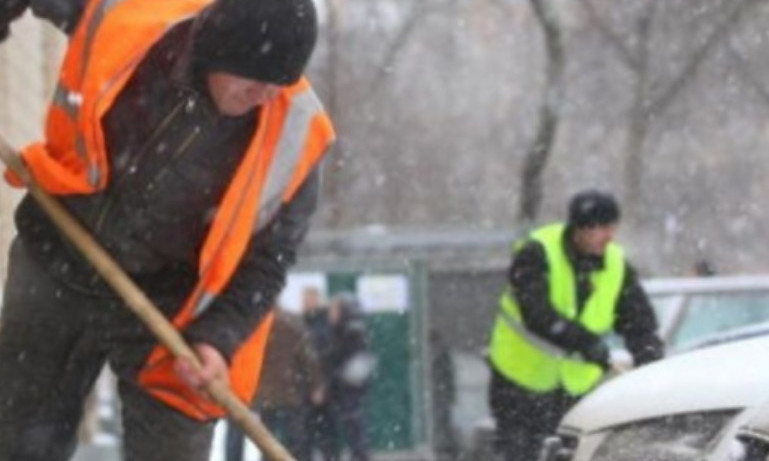 В Днепре коммунальщики убирают снег газонокосилками