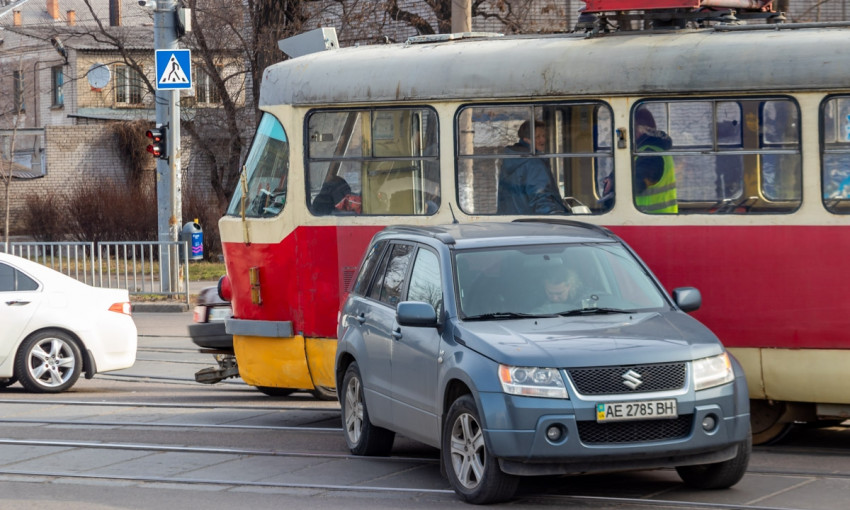 ДТП в Днепре: на Рабочей столкнулись авто и трамвай
