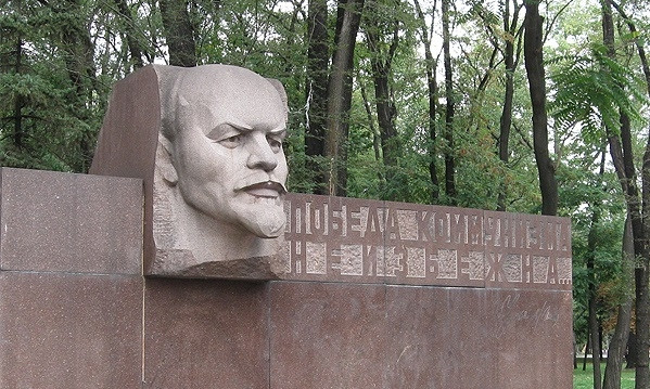 В Днепре демонтировали "остатки" Ленина