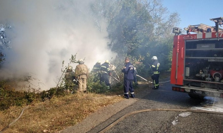 Пожар на Днепропетровщине: сотрудники ГСЧС тушили автомобиль