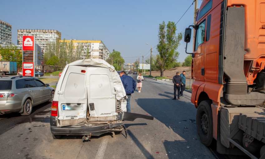 ДТП в Днепре: на Набережной Победы столкнулись два легковых авто и фура