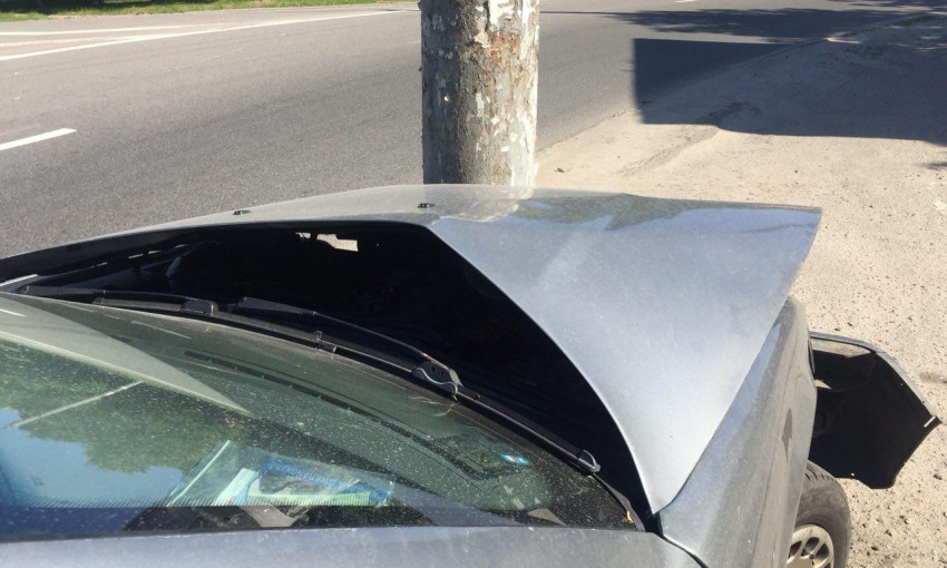 ДТП в Днепре: автомобиль BMW врезался в электроопору 