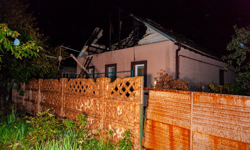 Пожар в Днепре: сотрудники ГСЧС тушили дом на Игрени