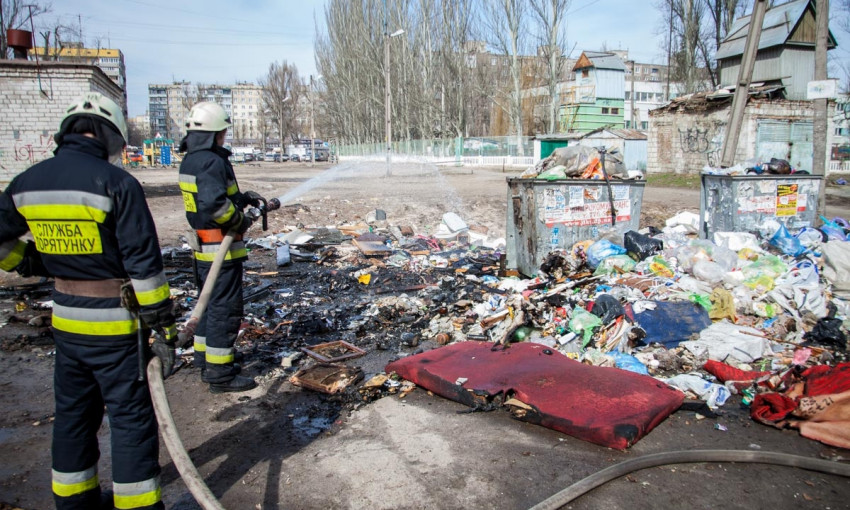 В Днепре пожарные тушили загоревшийся мусор 