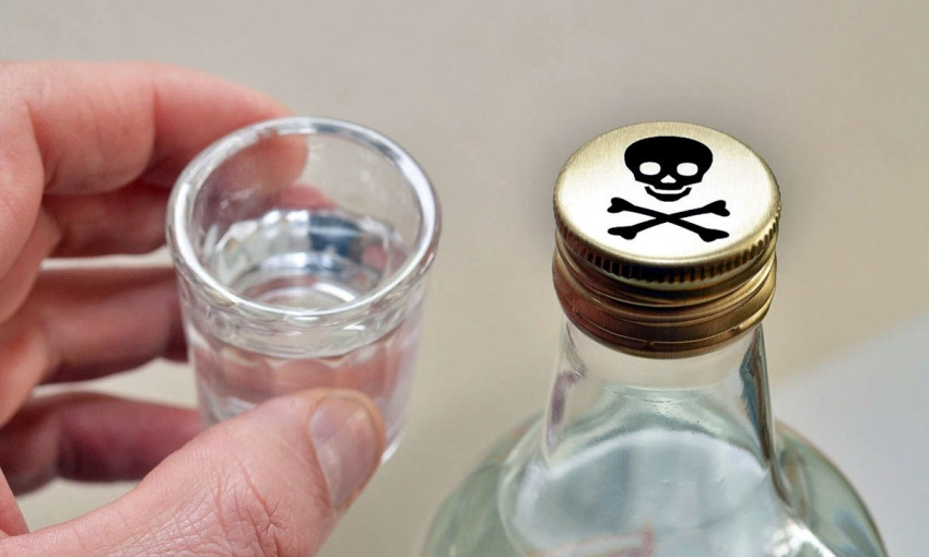 Смерть от алкоголя: на Днепропетровщине двое мужчин отравились спиртным