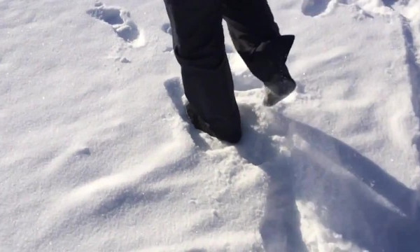 Мужчина гулял по снегу в носках и отморозил ноги