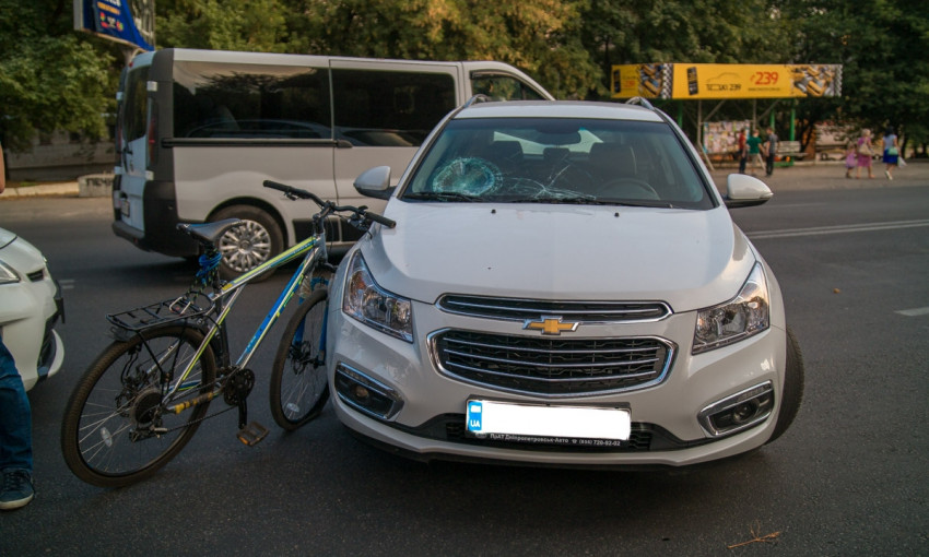 ДТП в Днепре: авто столкнулось с велосипедом