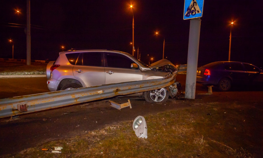 ДТП в Днепре: на Южном мосту автомобиль врезался в электроопору 