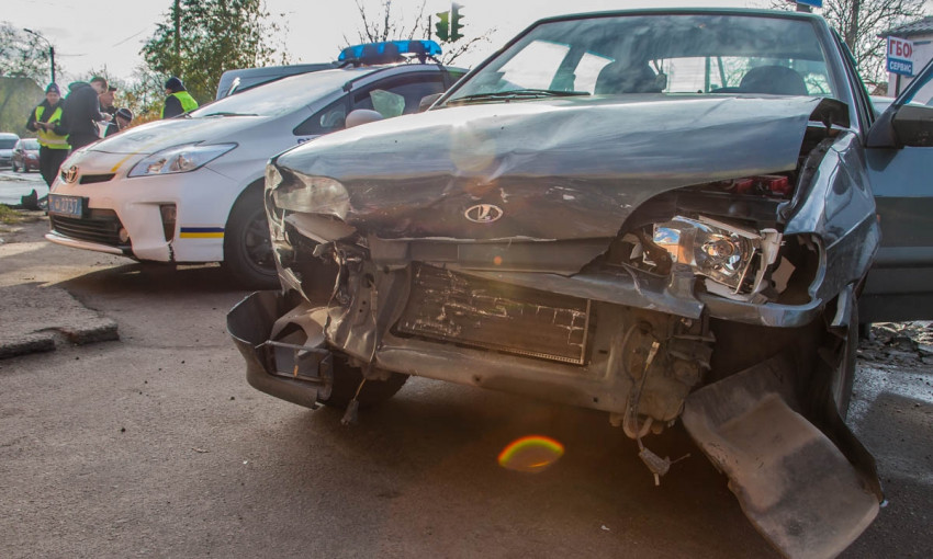 ДТП в Днепре: на перекрестке столкнулись два автомобиля 