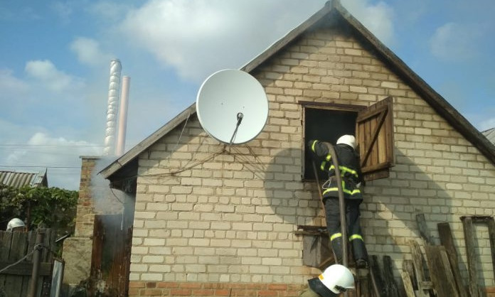Пожар на Днепропетровщине: сотрудники ГСЧС тушили дом 