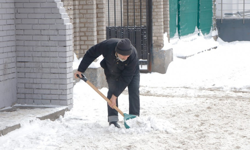 В Днепре проверяли, как предприниматели расчищают улицы от снега
