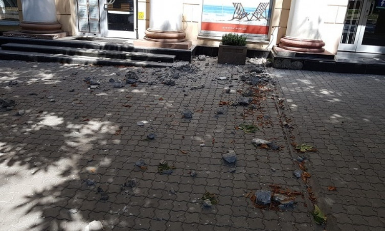 Опасный Днепр: на проспекте Яворницкого обрушился фасад здания 