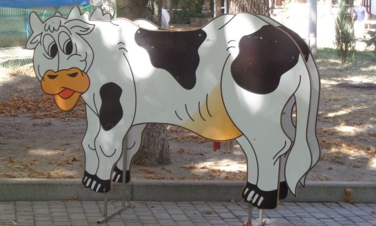 Дети Днепра учились правильно доить корову 