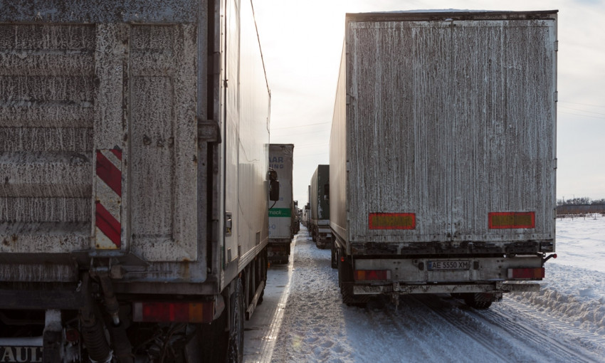 Снежный Днепр: из-за большегрузного транспорта на дорогах появились заторы