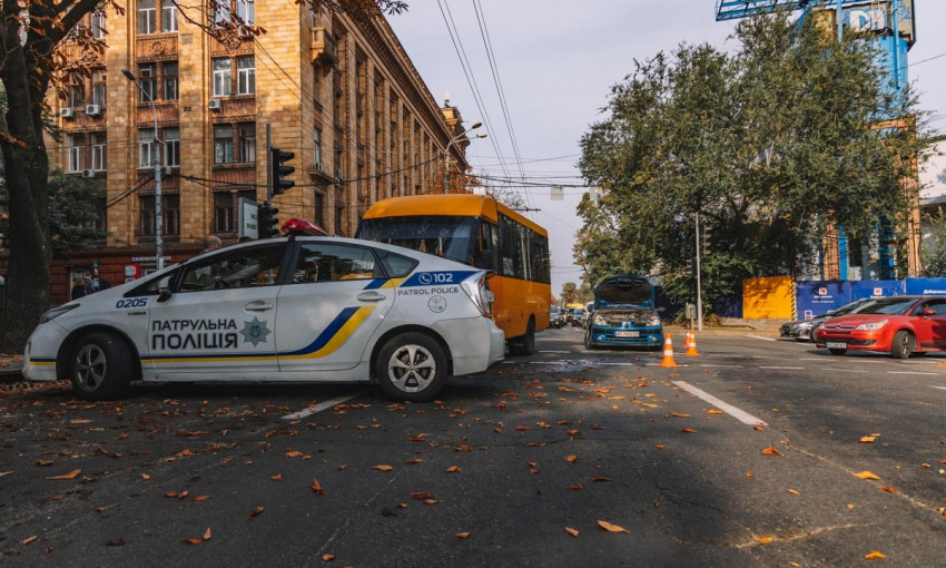 ДТП в Днепре: на перекрестке столкнулись Renault и маршрутка №87А