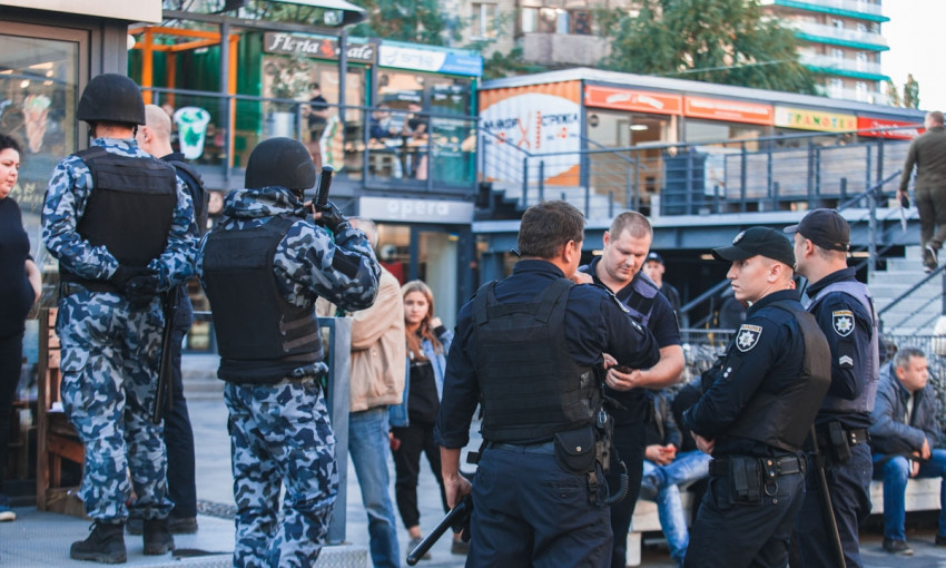 В Днепре спецподразделения полиции открывали кувалдой ТЦ «Кубометр» 