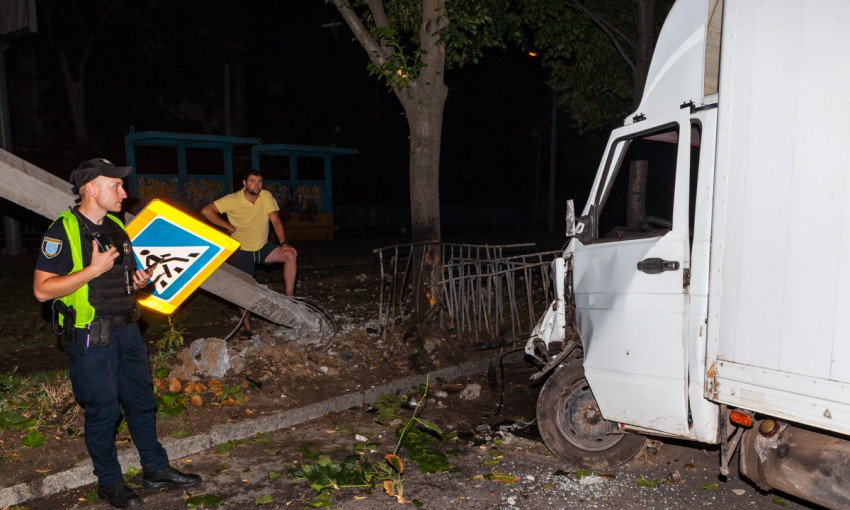 ДТП в Днепре: водитель уснул и протаранил столб 