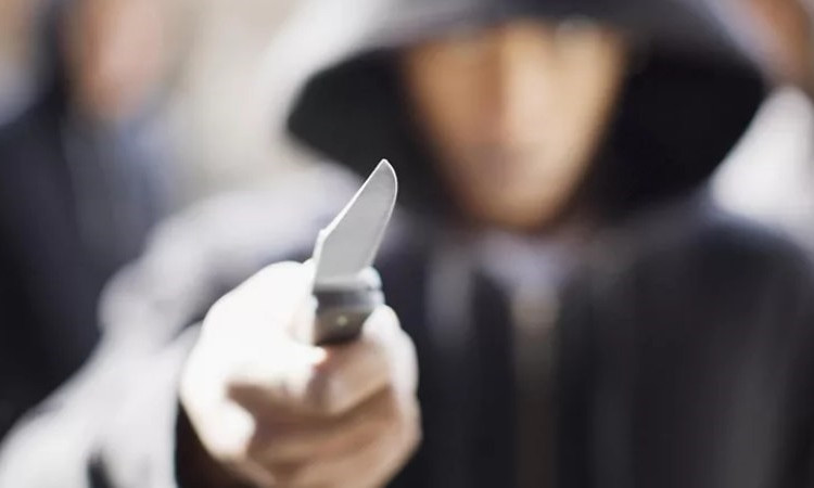 В Днепре мужчина напал с ножом на подростка 