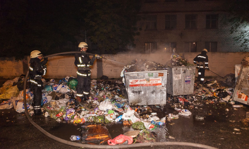 Пожар в Днепре: сотрудники ГСЧС тушили мусорные баки