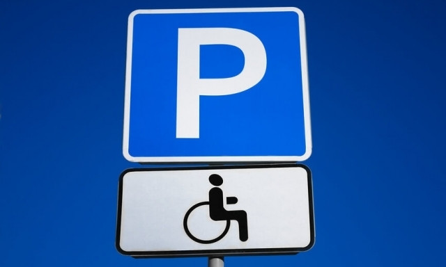 Почему в Днепре паркуются на местах для людей с инвалидностью?