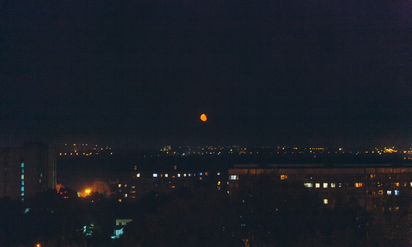 Ночной Днепр: как выглядит "кровавая луна" над городом
