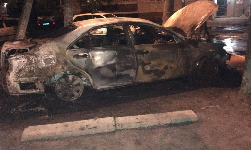 Пожар в Днепре: сотрудники ГСЧС тушили Toyota Camry