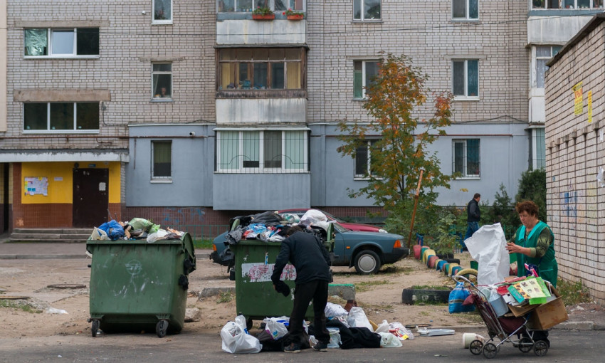 Жители жилмассива Парус недовольны переполненными мусорными баками