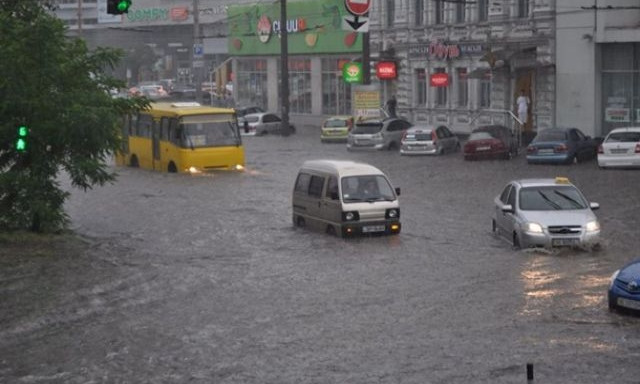 Непогода превратила улицы Днепра в реку 