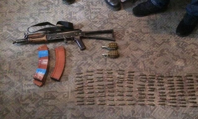 На Днепропетровщине мужчина хранил дома автомат и гранаты 