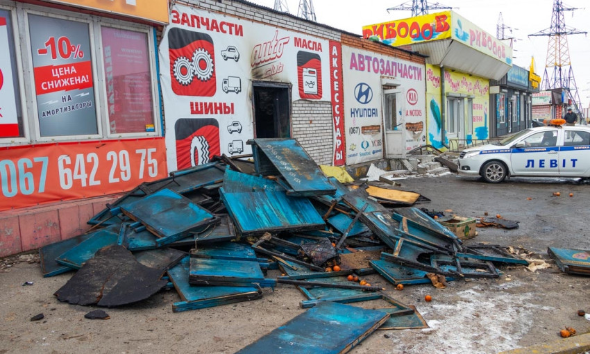 Пожар в Днепре: на Донецком шоссе горел магазин автозапчастей