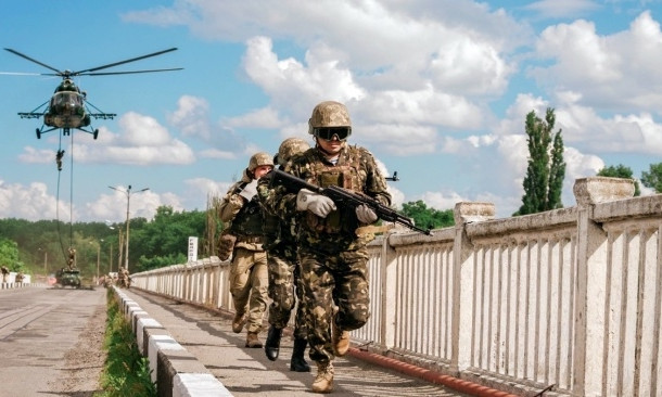 На Днепропетровщине десантники с вертолета захватили мост (ФОТО)