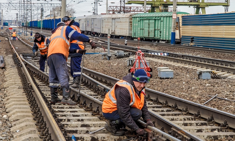 Из-за кражи болтов на Днепропетровщине поезд чуть не сошел с рельс 