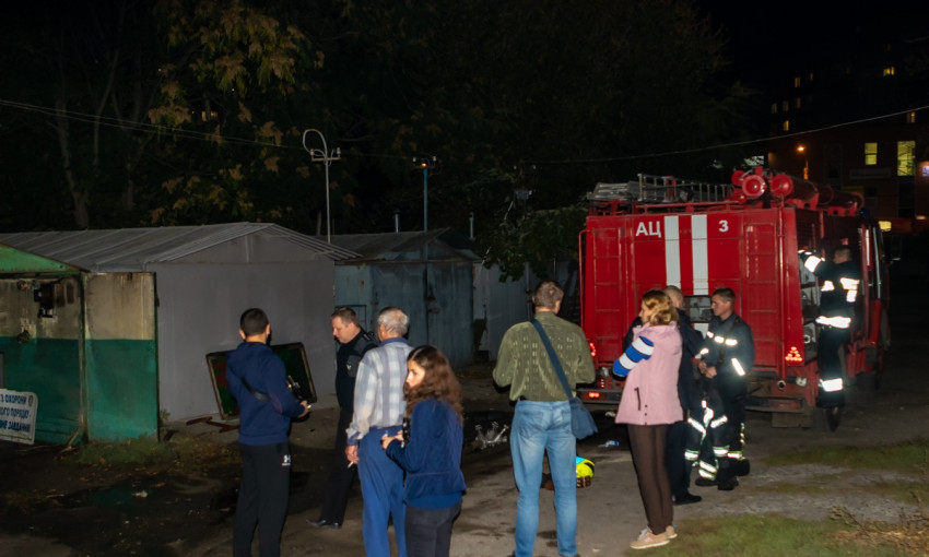 Пожар в Днепре: сотрудники ГСЧС тушили гараж на улице Березинской
