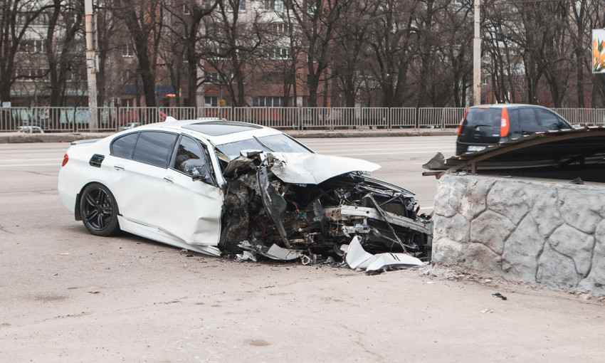 ДТП в Днепре: авто врезалось в бетонное ограждение