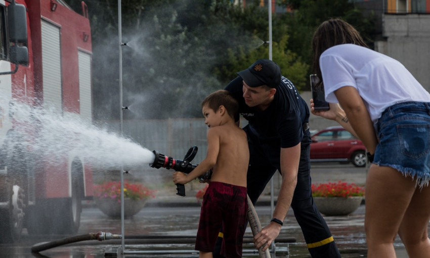 Мокрый Днепр: пожарные обливали днепрян из шлангов