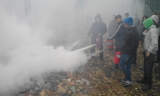 На Днепропетровщине студентов учили тушить пожар 
