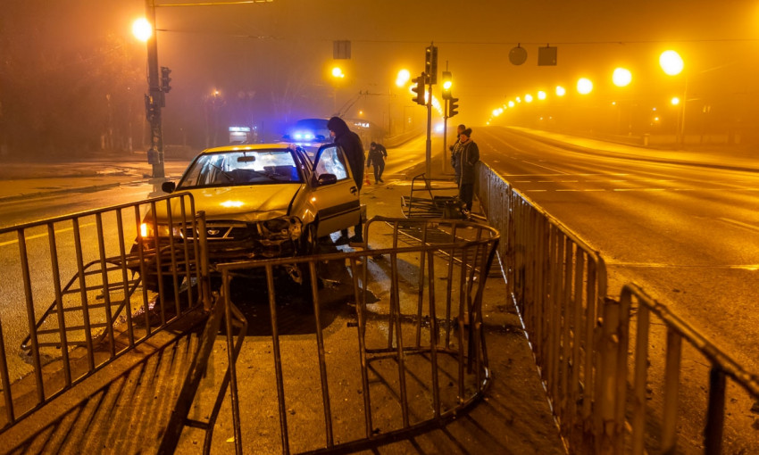 ДТП в Днепре: автомобиль протаранил ограждение 
