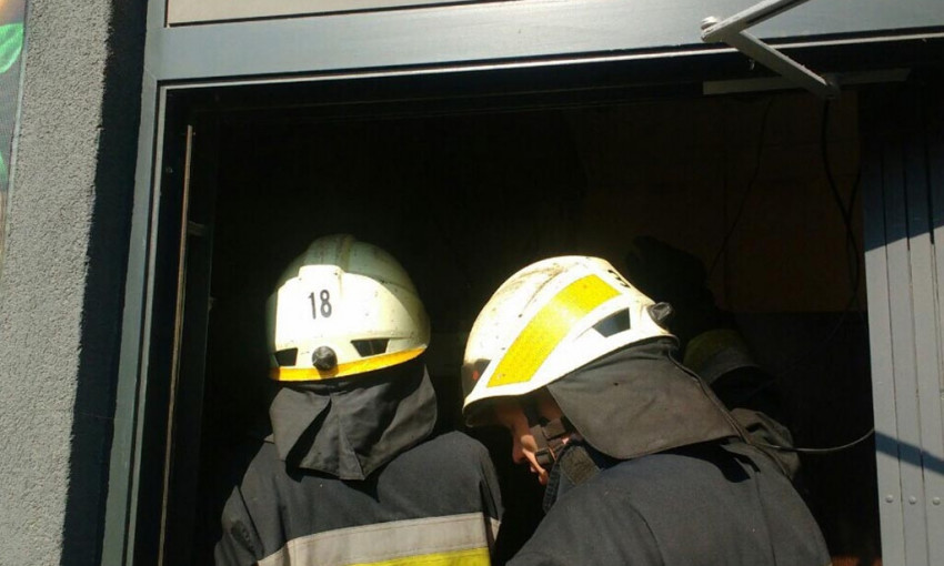 Пожар в Днепре: сотрудники ГСЧС тушили магазин