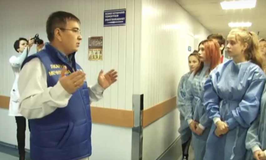 Врачи больницы Мечникова провели экскурсию для школьников 