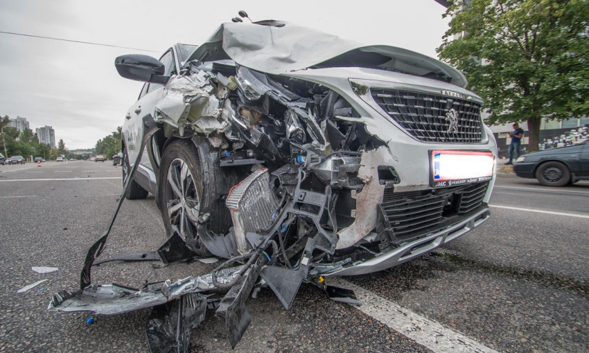 ДТП в Днепре: тест-драйв закончился столкновением двух авто