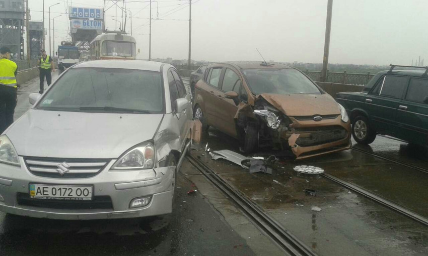 ДТП в Днепре: на мосту из-за погоды столкнулись три авто