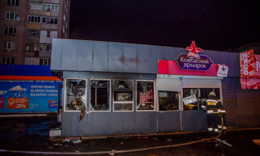 Пожар в Днепре: сотрудники ГСЧС тушили колбасный магазин 