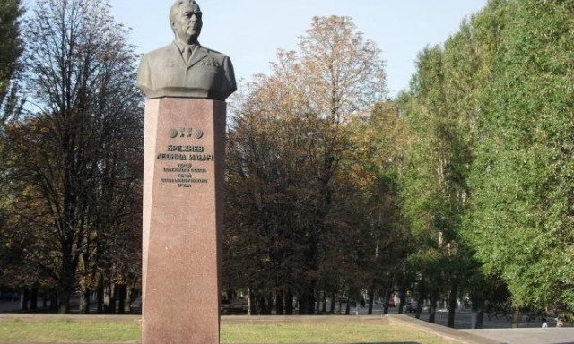 В Каменском решили отремонтировать памятник Брежневу 