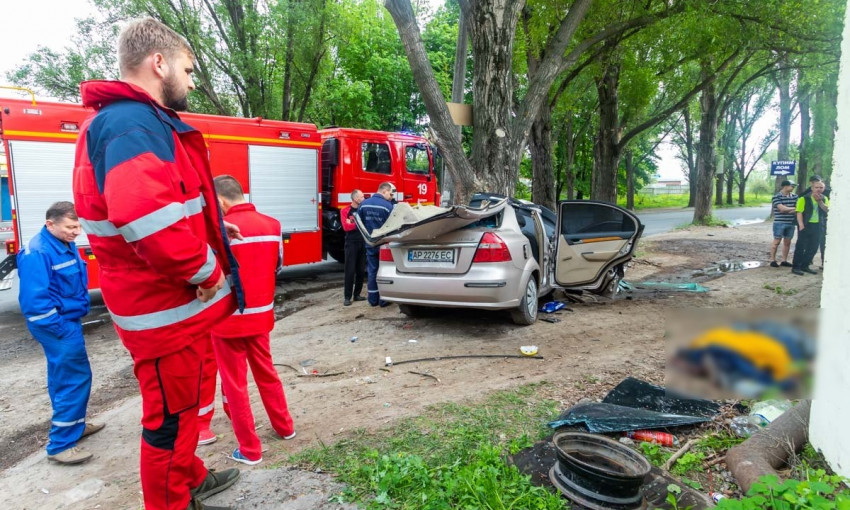 ДТП в Днепре: на проспекте Богдана Хмельницкого Chevrolet врезался в дерево