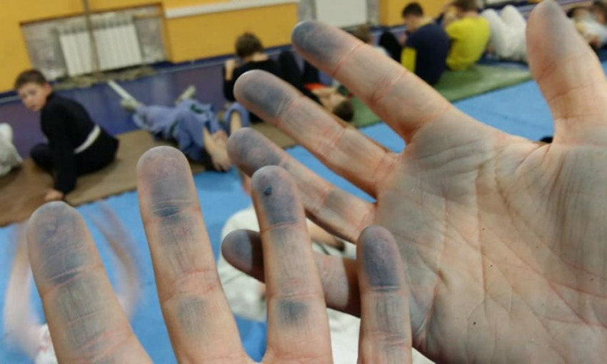 На Днепропетровщине школьный спортзал покрасили некачественной краской 