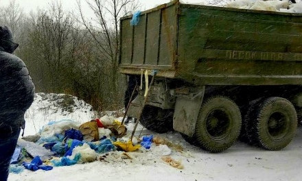 На Днепропетровщине грузовик выбрасывал мусор в овраг 